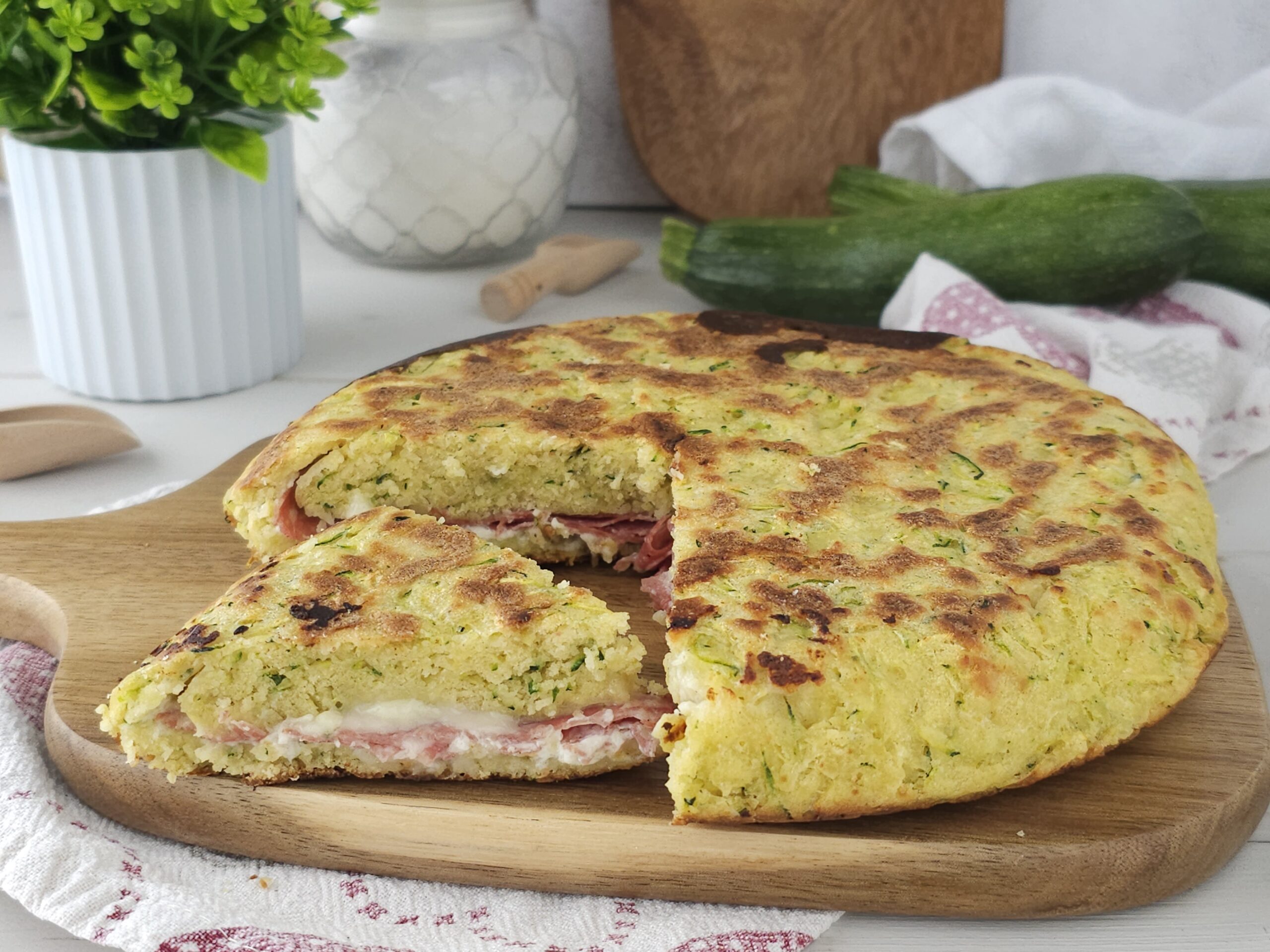 Focaccia de abobrinha recheada cozida na frigideira