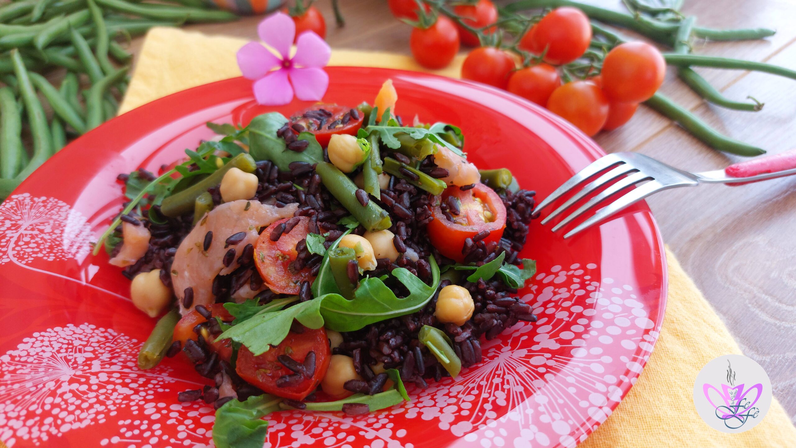 ARROZ VENERE COM VAGEM, GRÃO-DE-BICO E SALMÃO