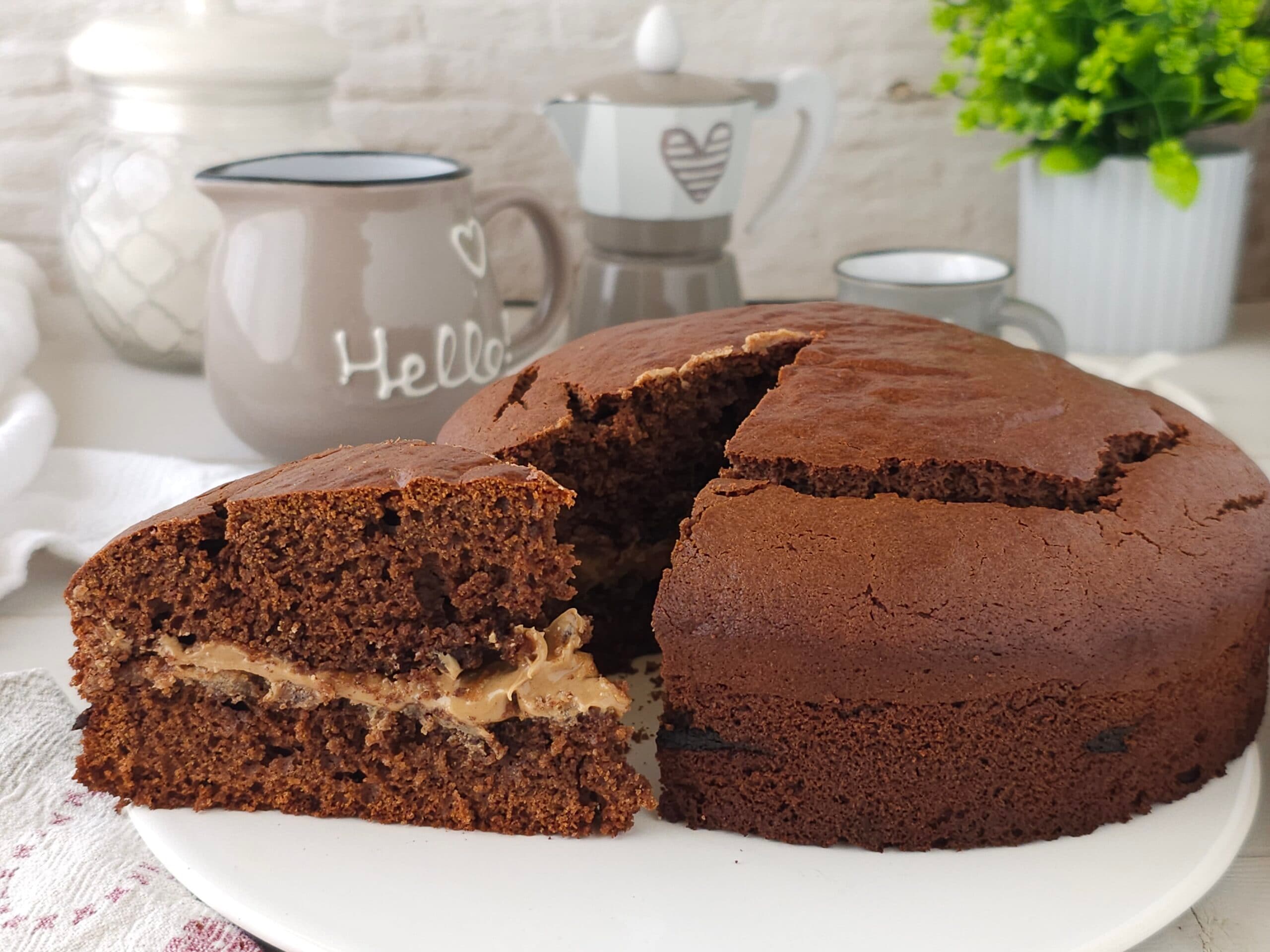 Bolo de cacau recheado com creme branco de avelã