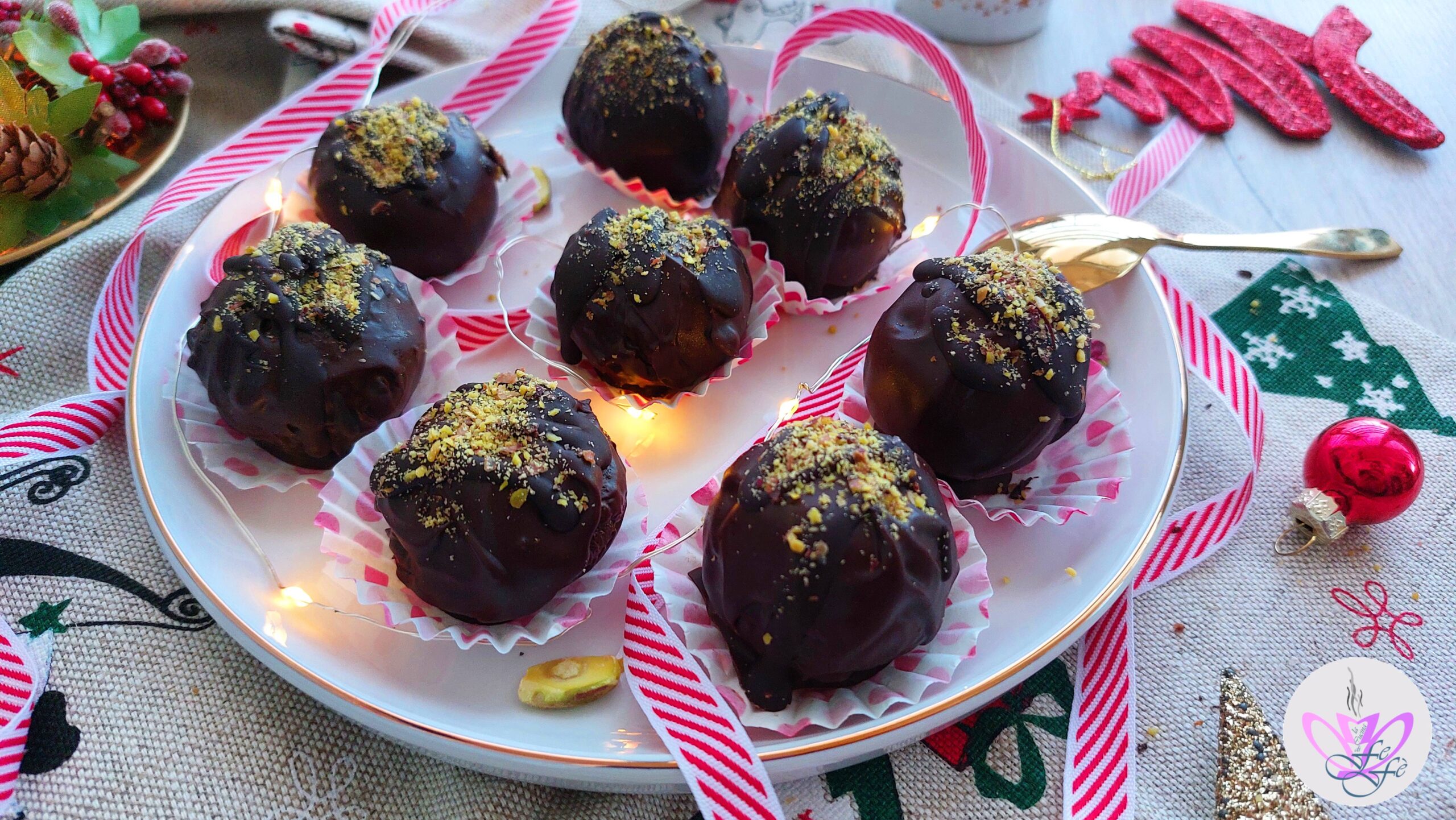 TRUFAS DE CHOCOLATE COM BISCOITOS E PISTACHES