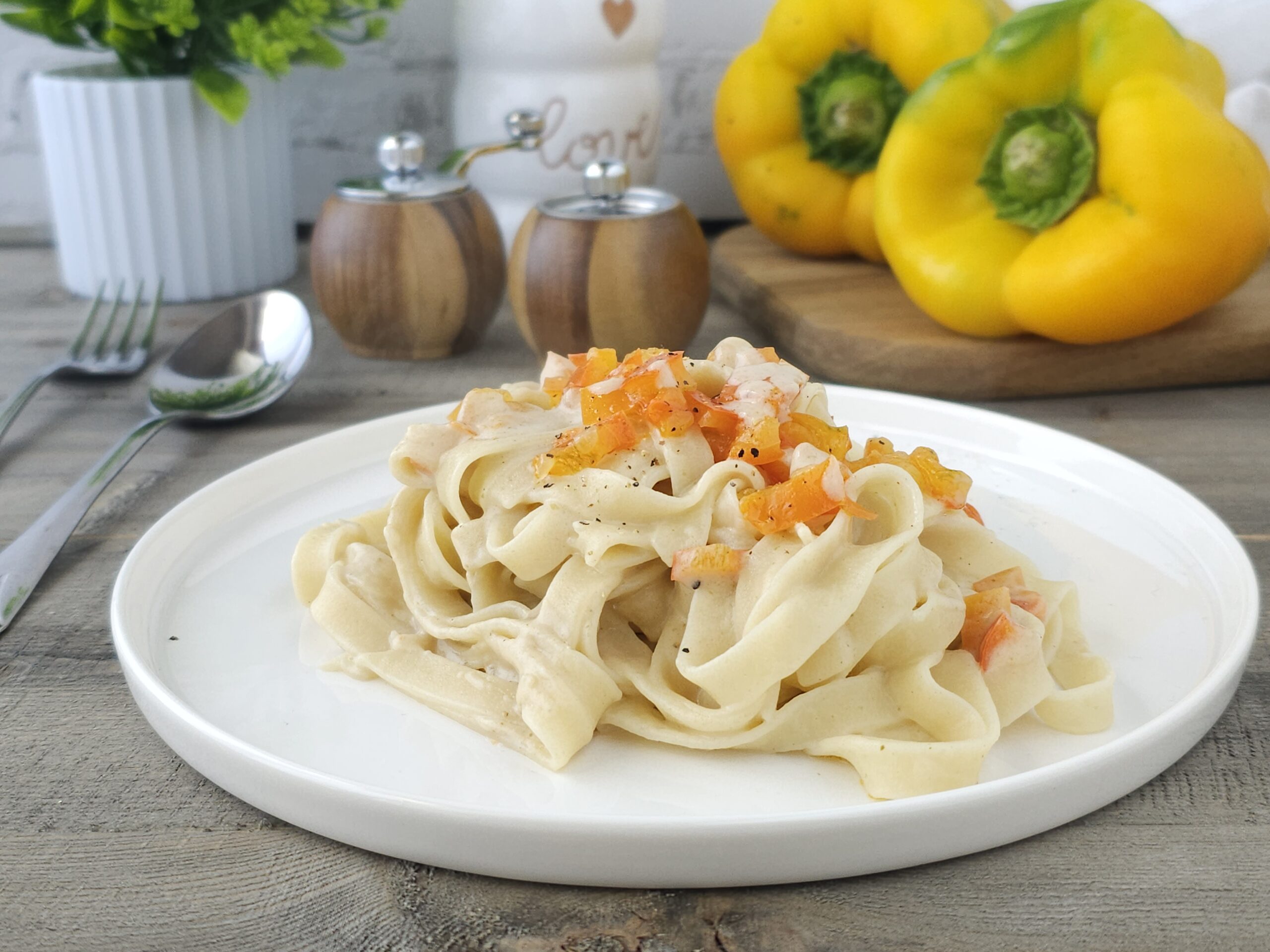 Tagliatelle com creme de atum e pimentões