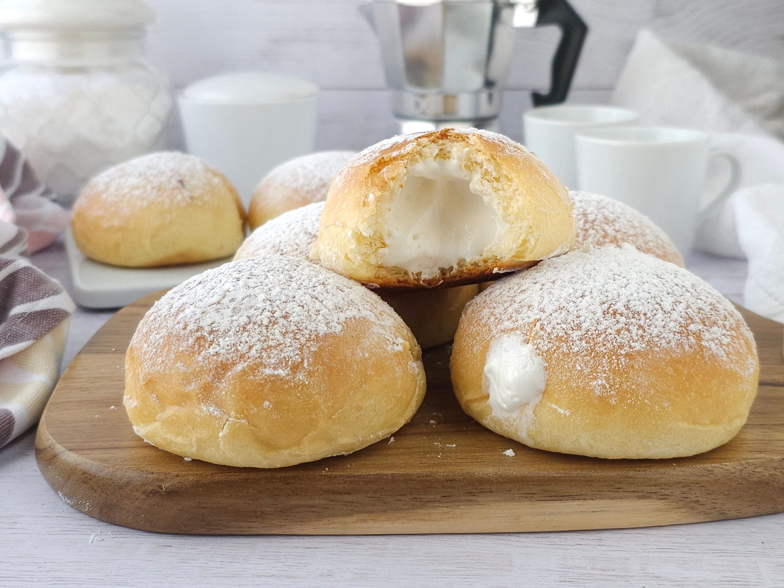 Brioches recheadas com creme de leite