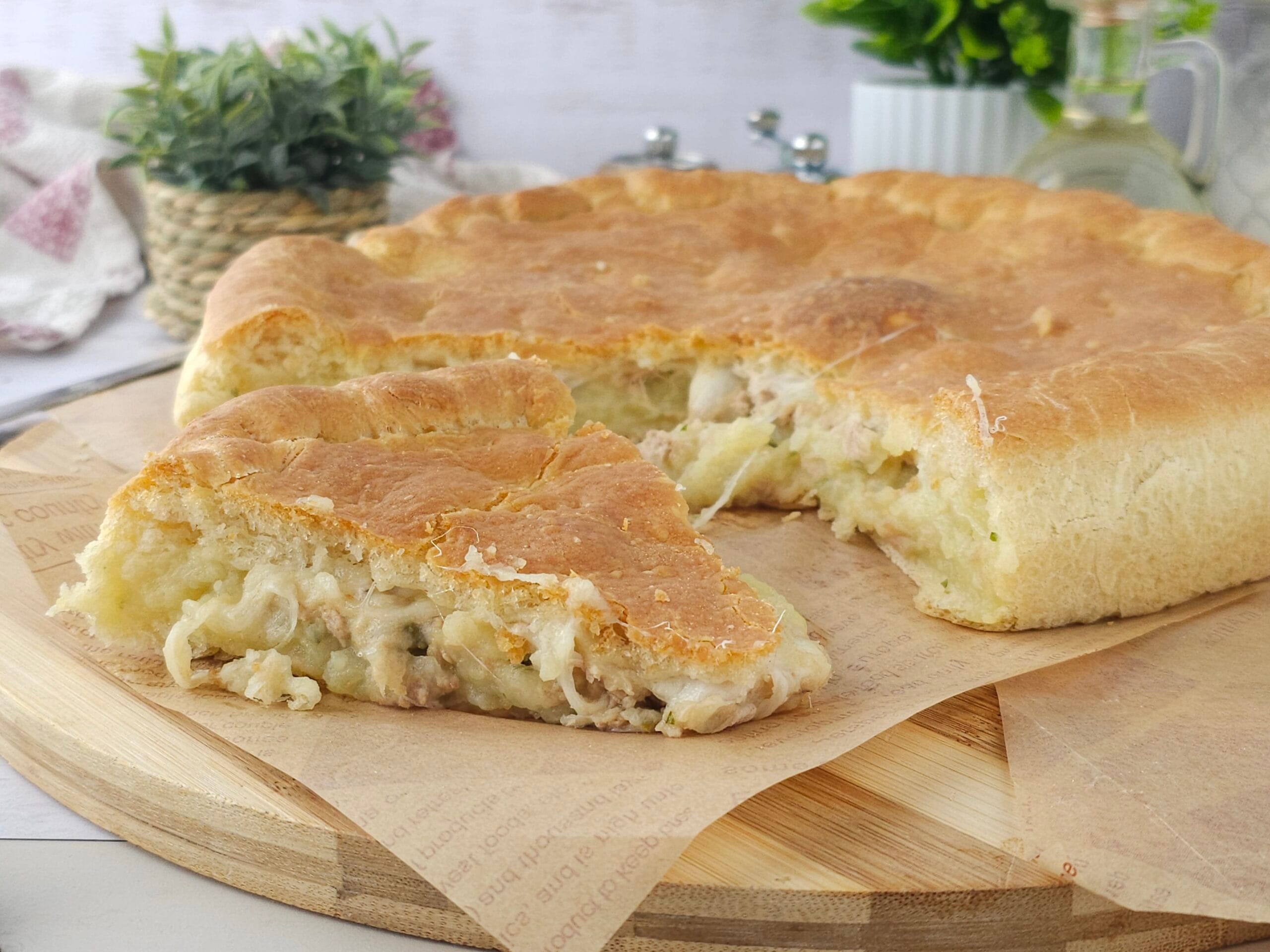Focaccia rústica recheada com batatas e atum