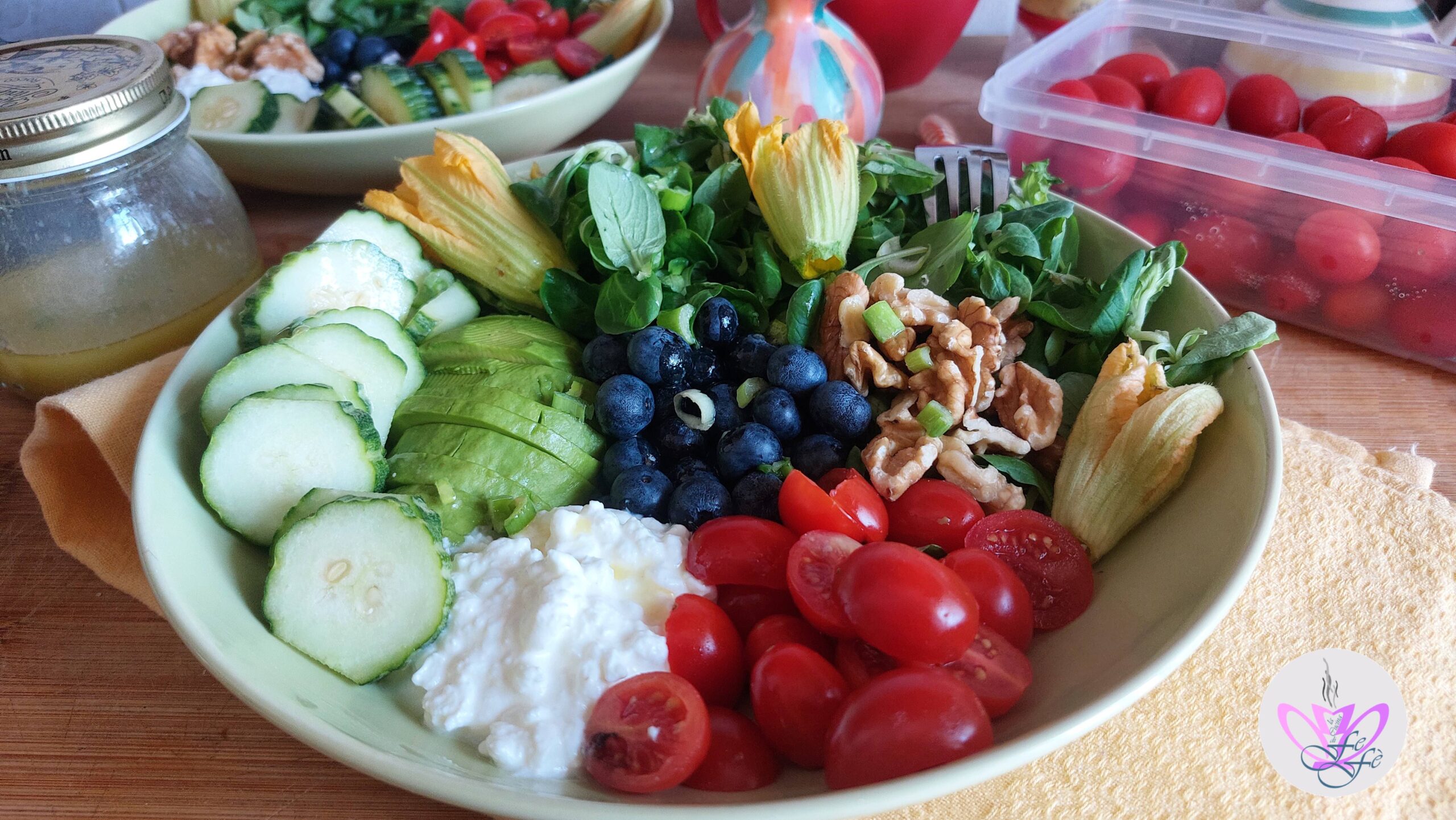 SALADA DE SONGINO COM ABACATE, MIRILOS E QUEIJO COTTAGE