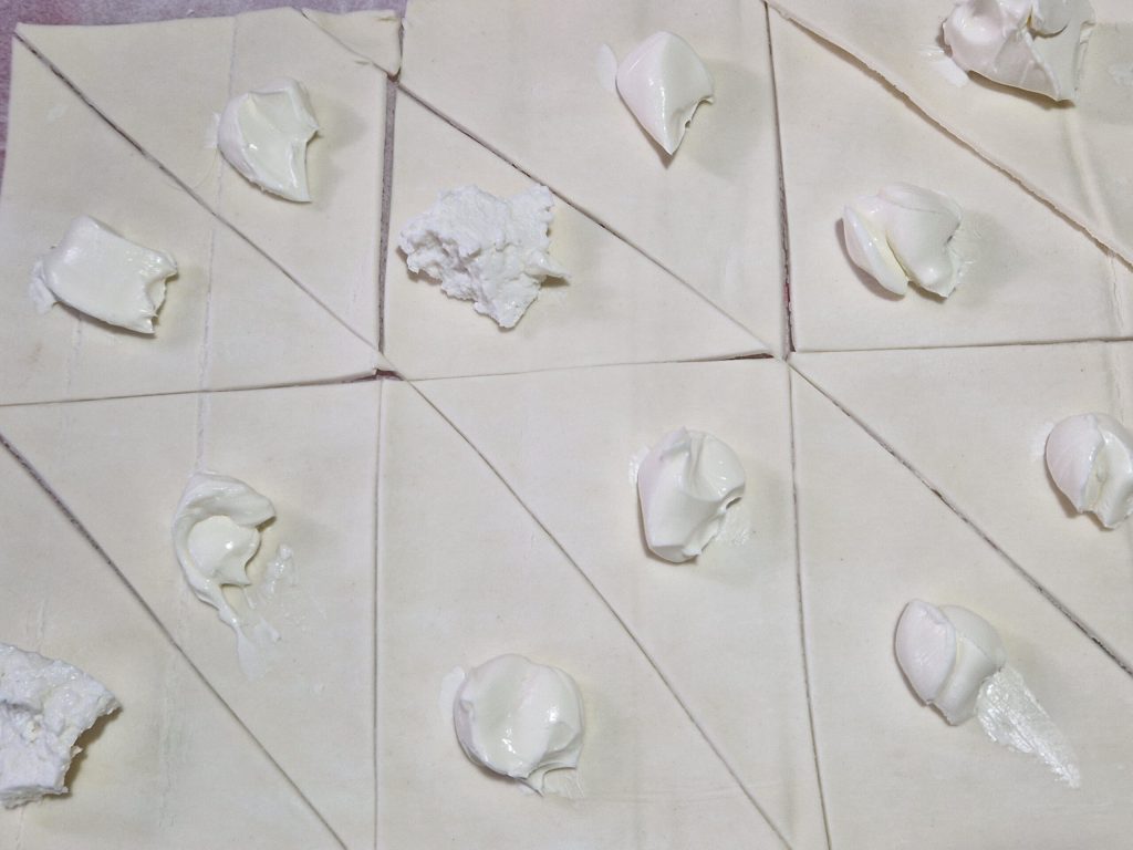 Os croissants salgados com mousse