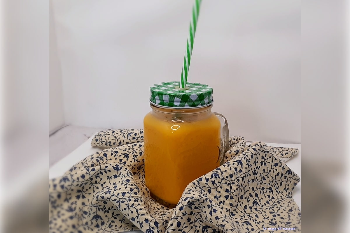 Bebida detox de cenoura e limão