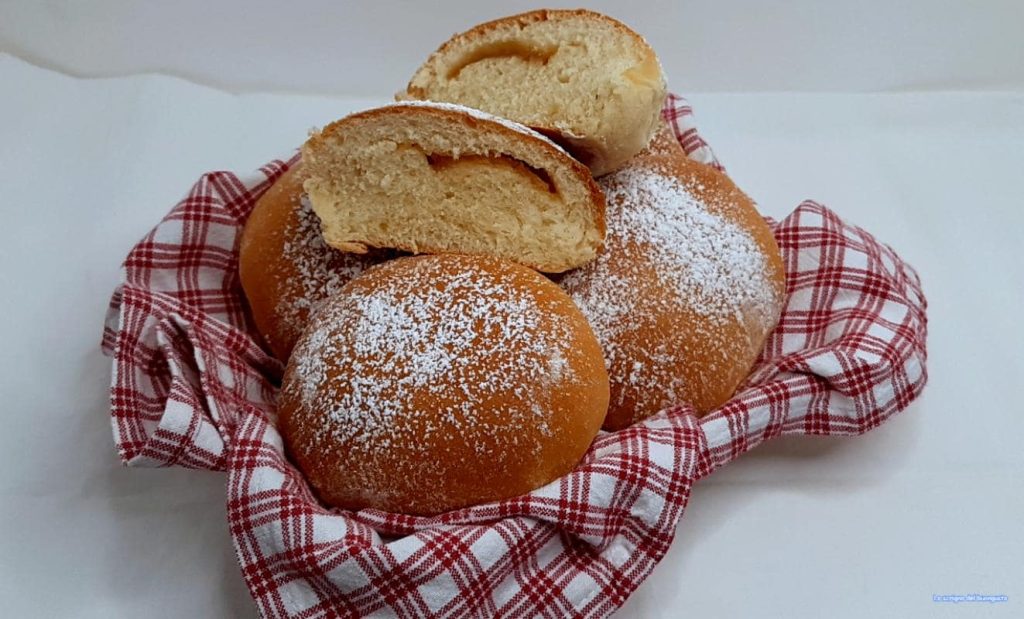 Brioches macias recheadas com geleia