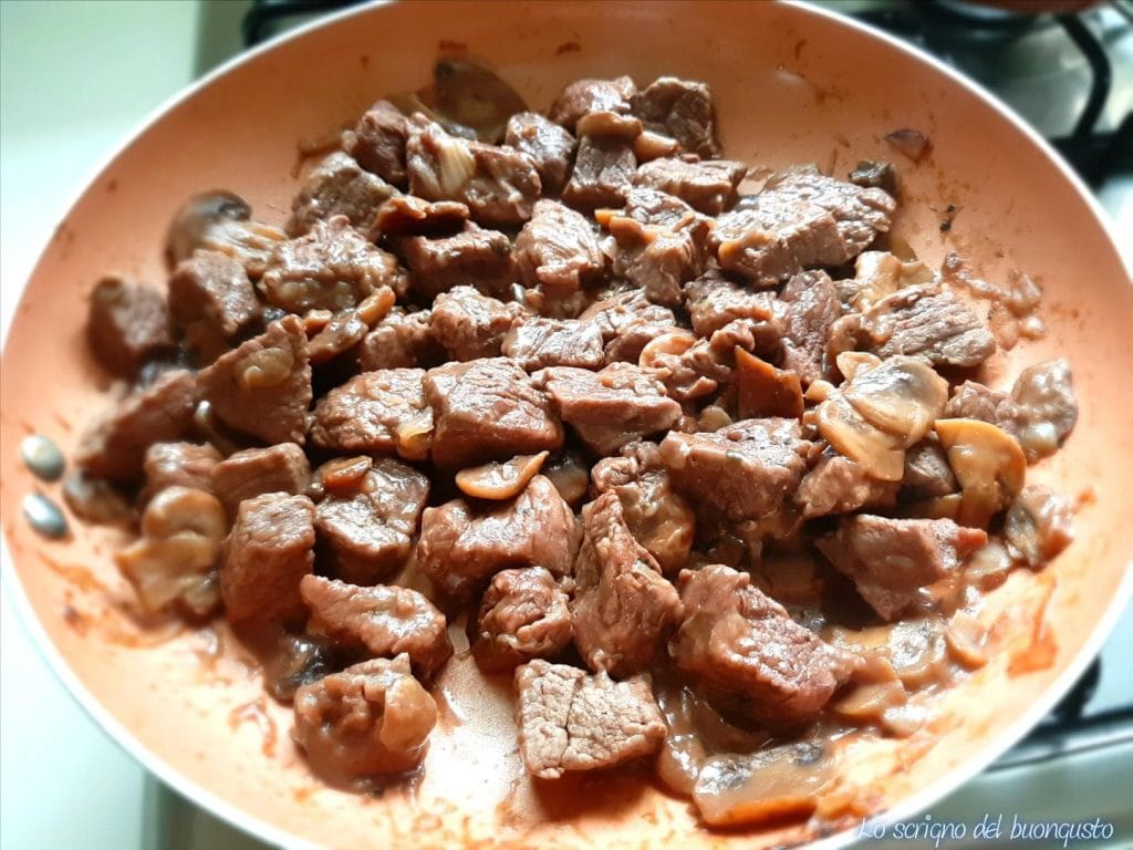 Ensopado de carne branca com cogumelos