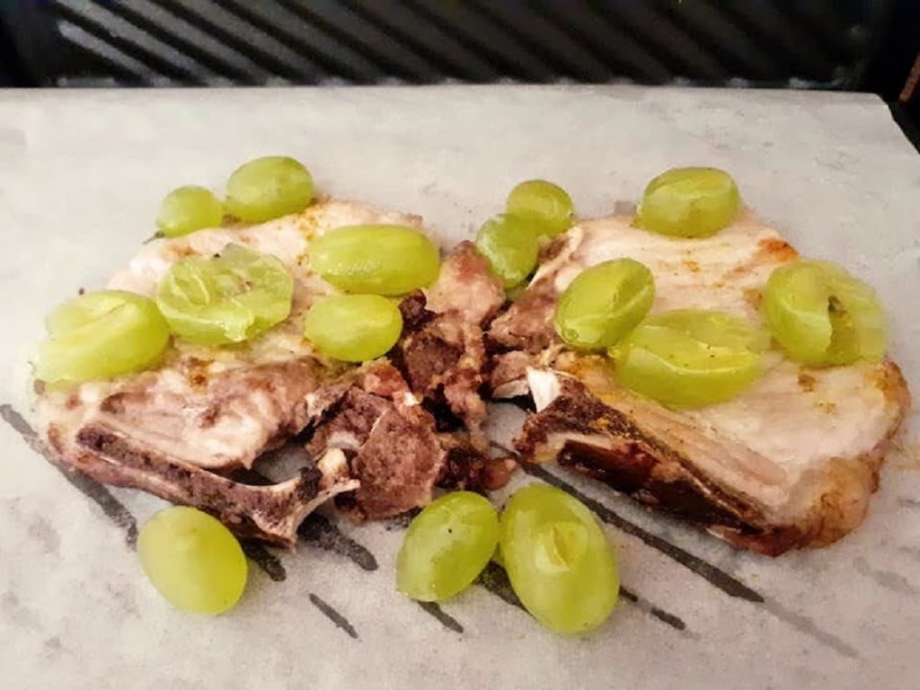 Costelinhas de porco na grelha elétrica com uva branca