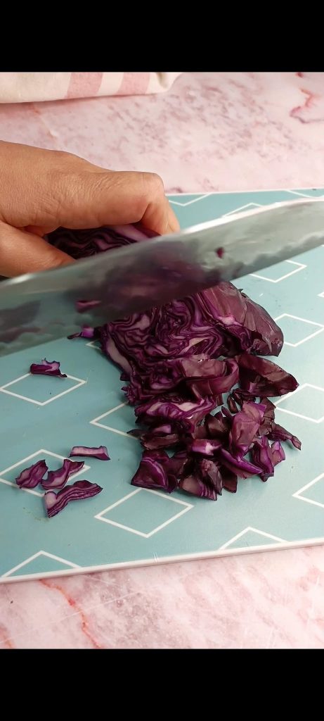 Cortamos também o repolho roxo em tiras e a cebolinha em rodelas