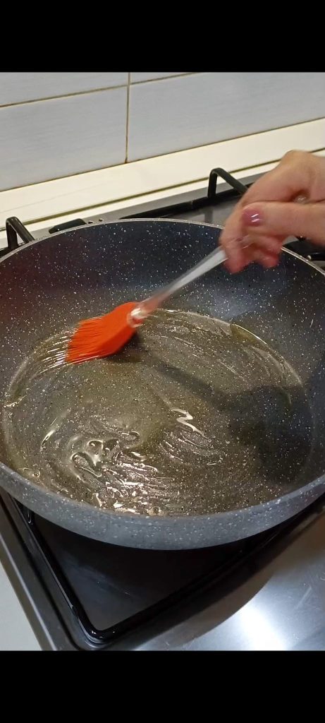 Despejamos o óleo na frigideira