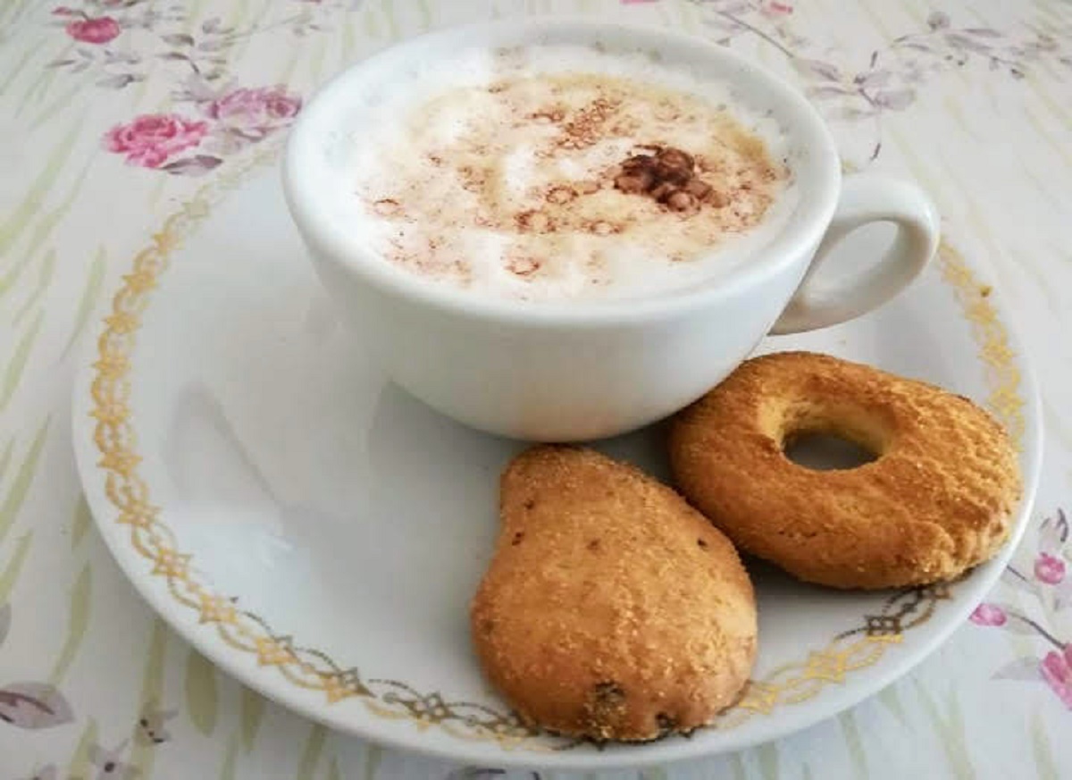 Cappuccino com espuma com leite integral e café italiano feito em casa