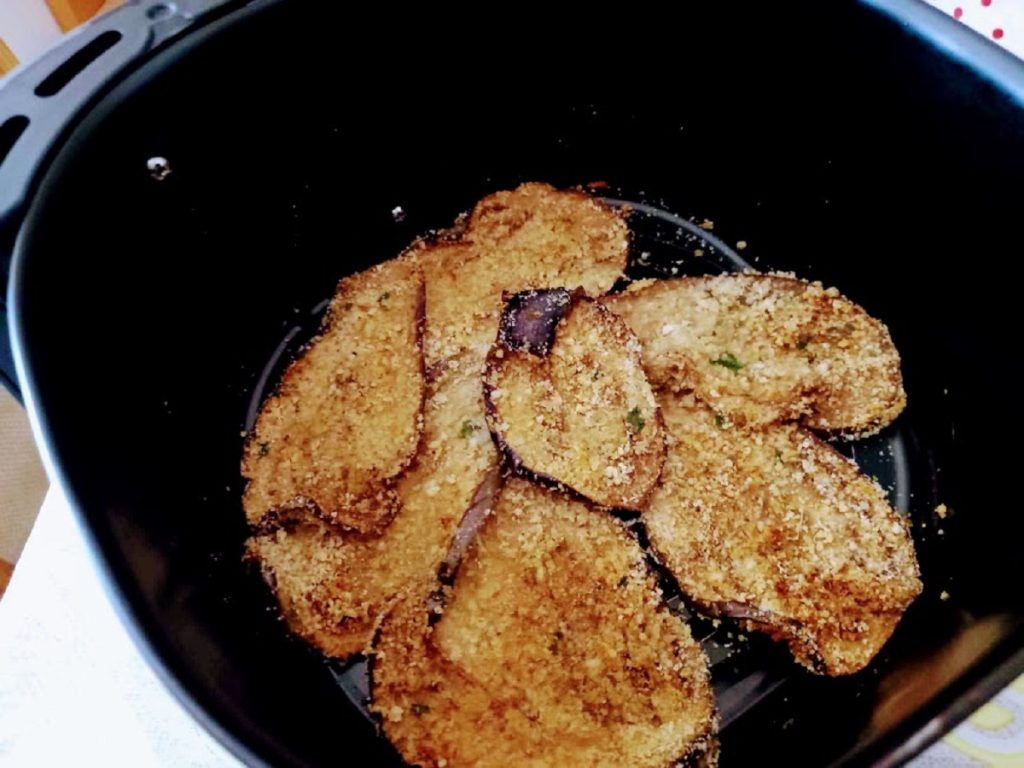Berinjelas empanadas sem ovo na fritadeira elétrica