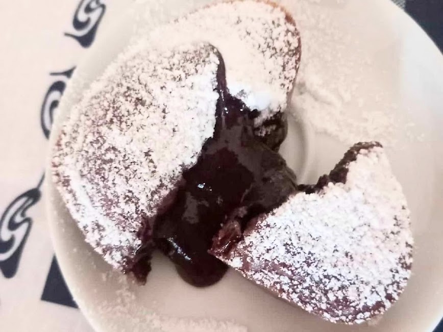 Bolinho de chocolate com coração mole delicioso na fritadeira a ar quente