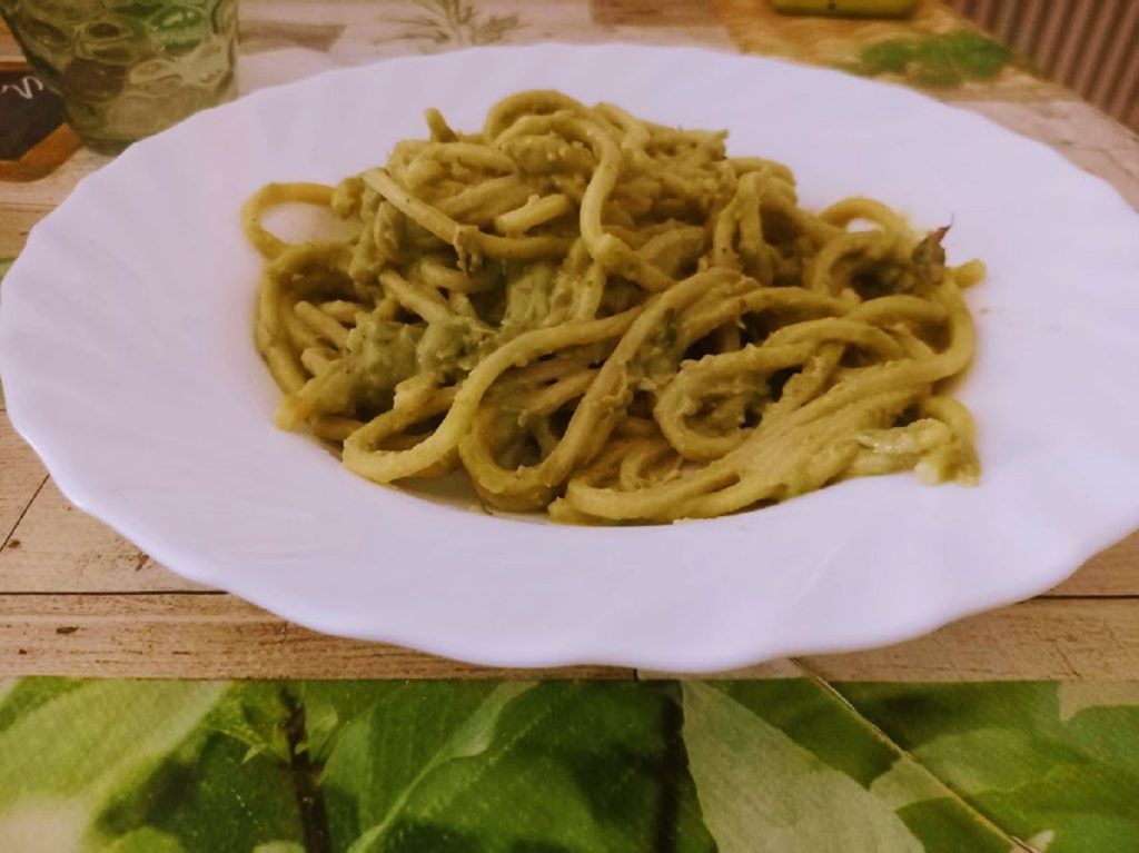 Macarrão com favas frescas e menta cremosa