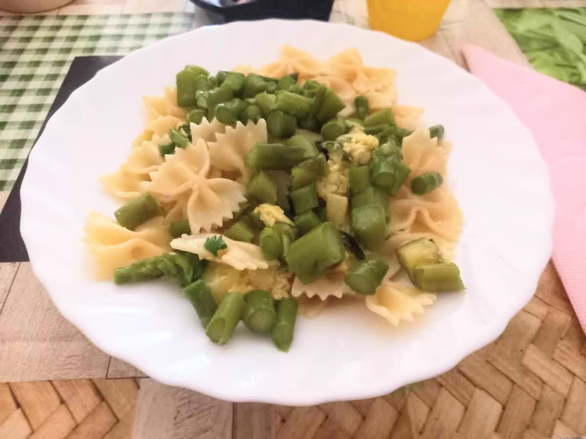 Macarrão com aspargos, abobrinha e limão