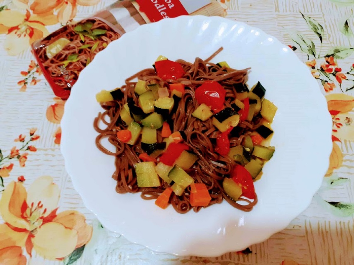 Noodles com legumes da estação como se faz na China