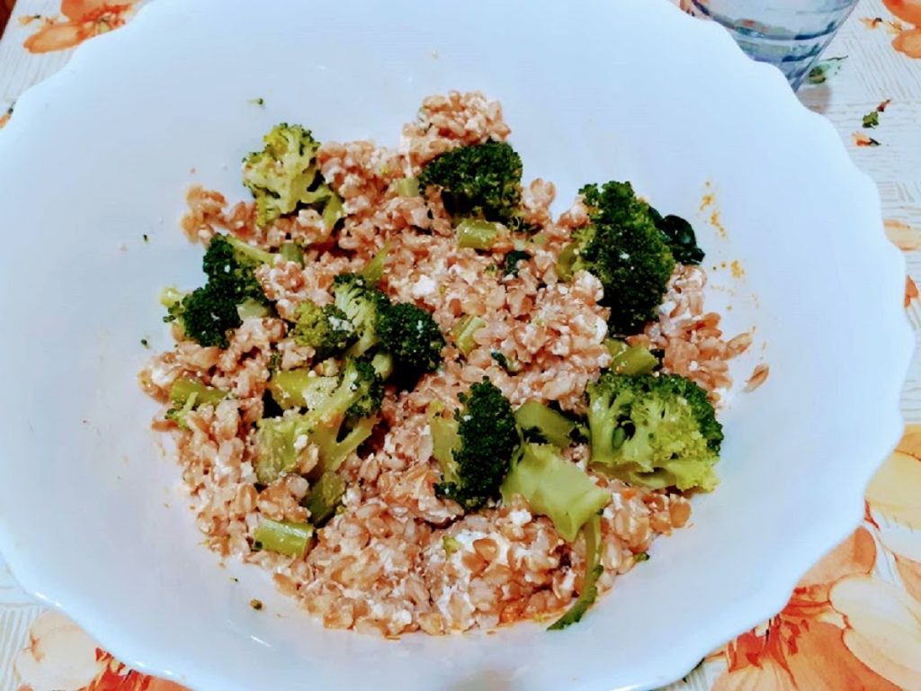 Farro com brócolis e ricota fresca