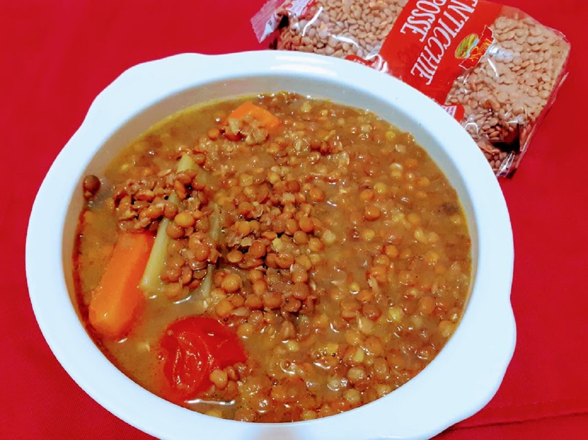 Sopa de lentilhas vermelhas cozidas na panela de pressão com legumes