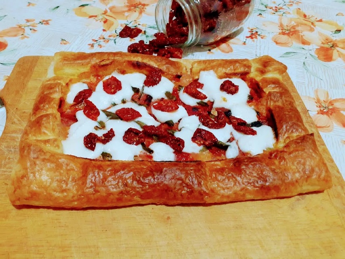 Torta salgada de massa folhada com legumes, tomates secos e muçarela