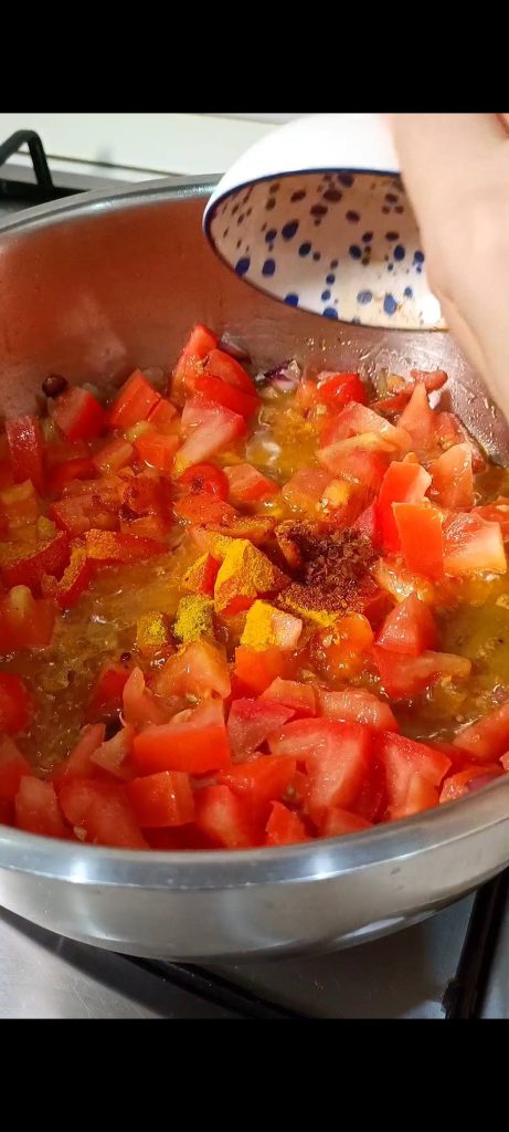 Refogado com tomates e especiarias