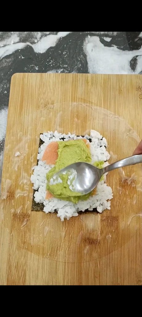 Adicionamos salmão defumado e avocado