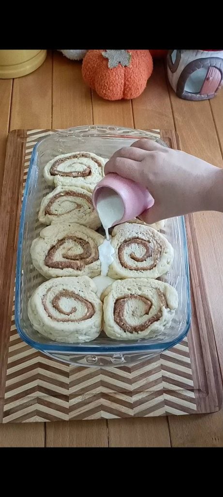 Após a segunda fermentação, despejamos o creme de leite e assamos