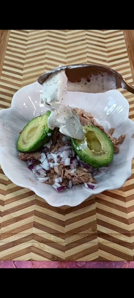 Recheio com atum, abacate, queijo cremoso e manjericão