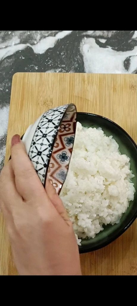 Adicionamos ao arroz vinagre, açúcar e sal