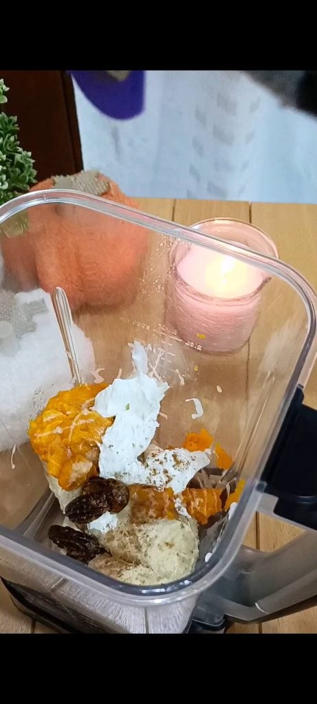 Adicionamos abóbora, manteiga de amêndoas, iogurte, tâmaras e especiarias