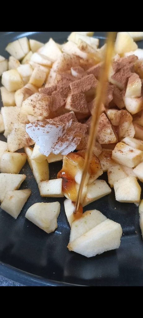 Cozinhamos as maçãs com canela