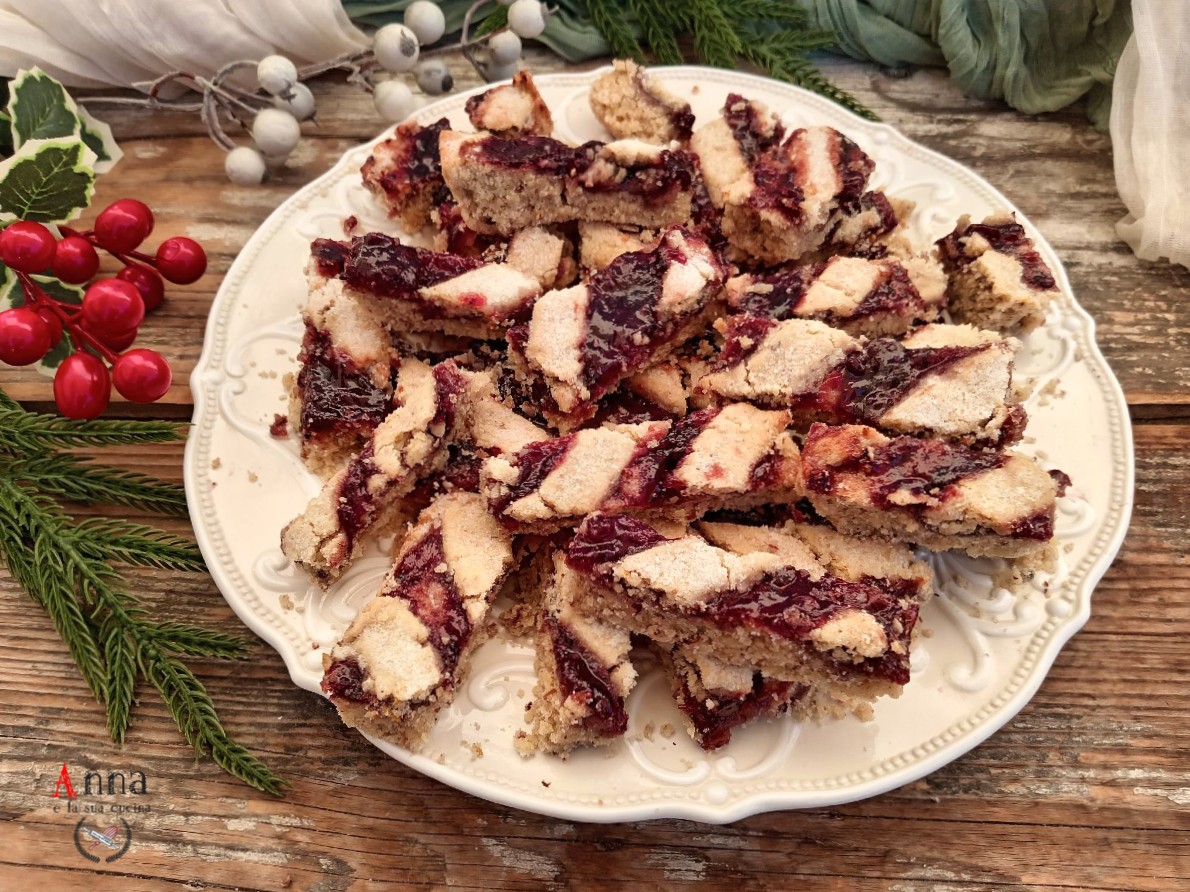 Biscoitos de torta com massa de amêndoas, avelãs e geleia