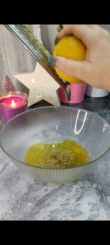 Misturamos água, azeite, sal, alecrim, raspas de limão