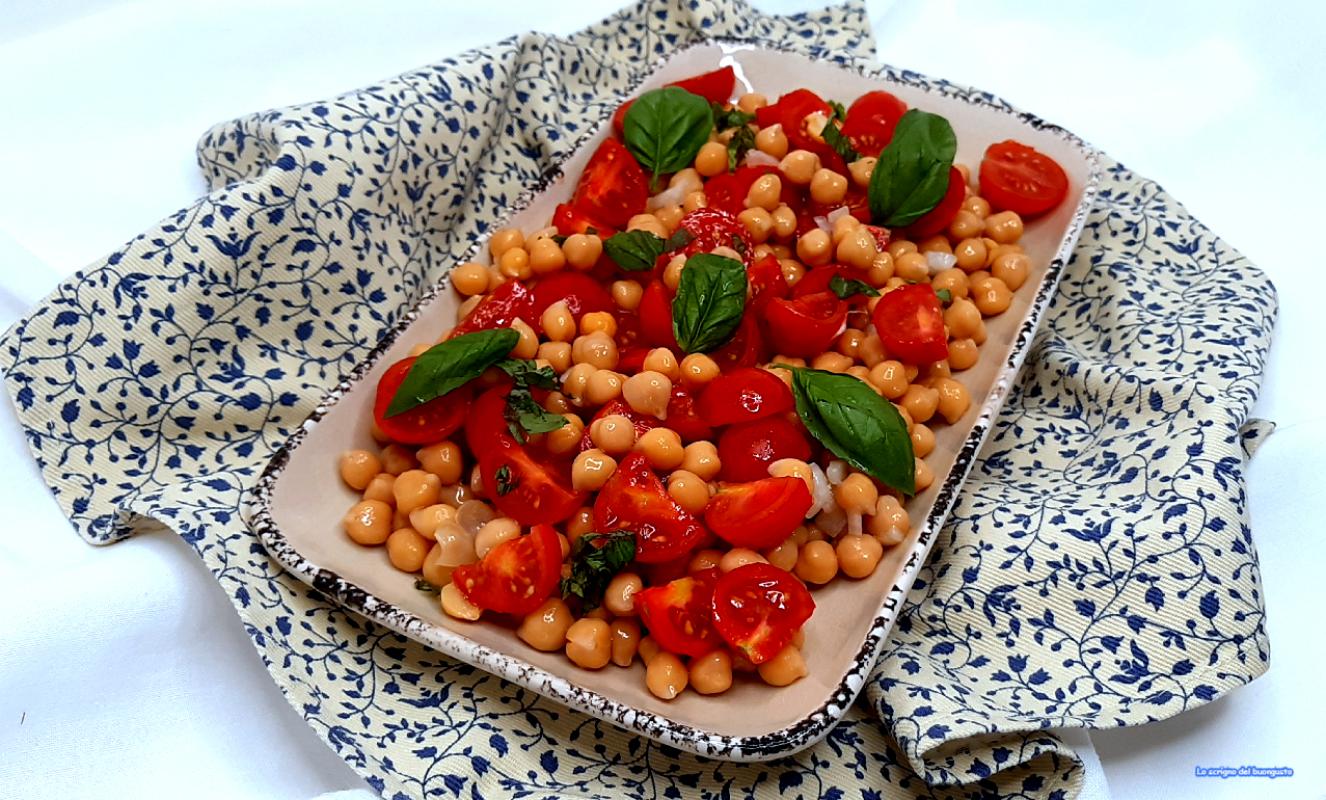 Salada de grão-de-bico e tomatinhos