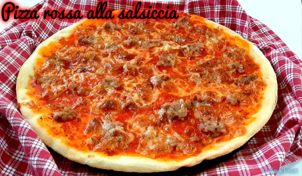 Pizza vermelha com linguiça