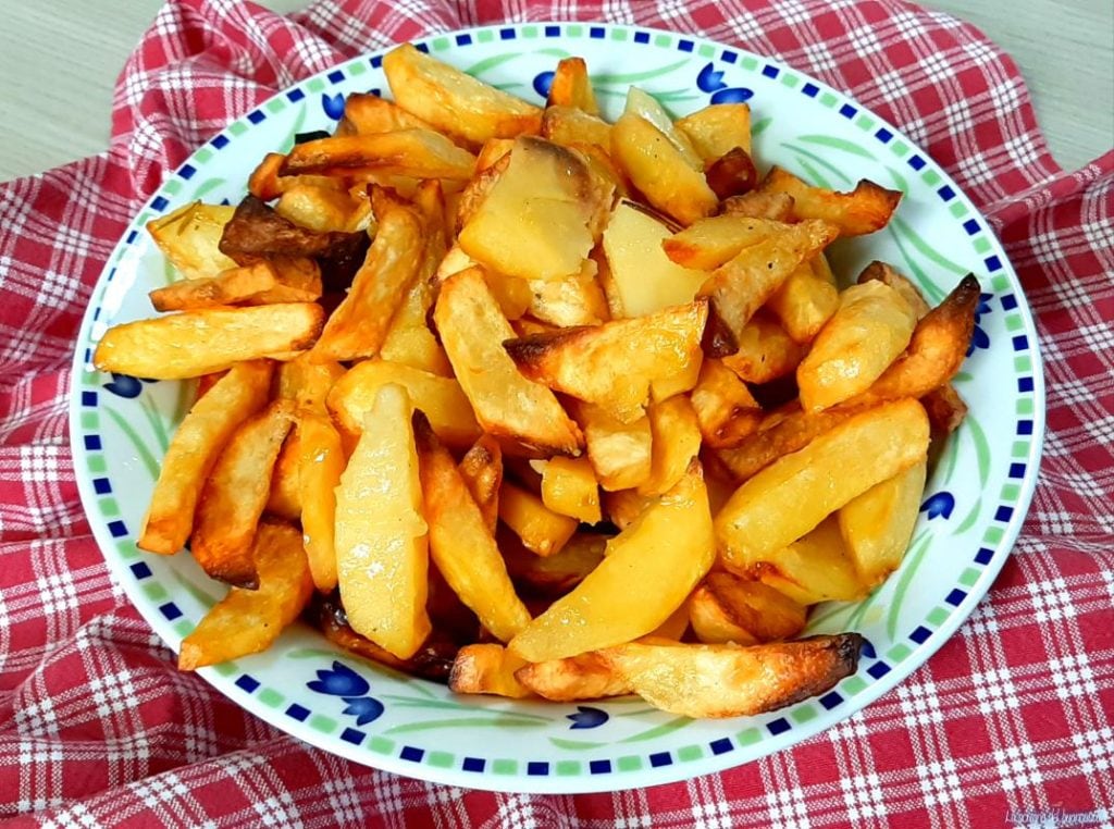 Batatas frescas na fritadeira a ar
