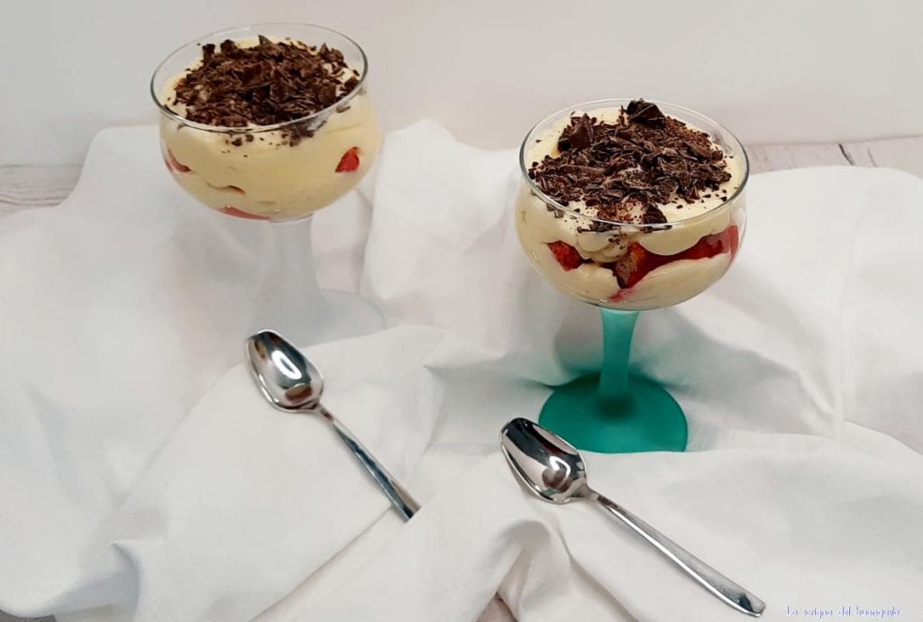 Sobremesa semelhante a zuppa inglese em taça