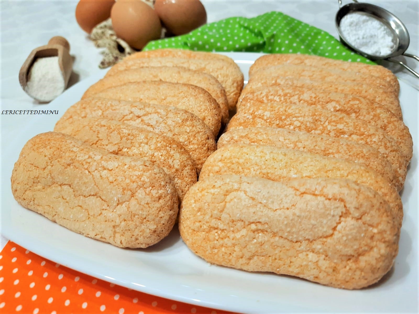 Biscoitos Champagne caseiros para tiramisu sem fermento