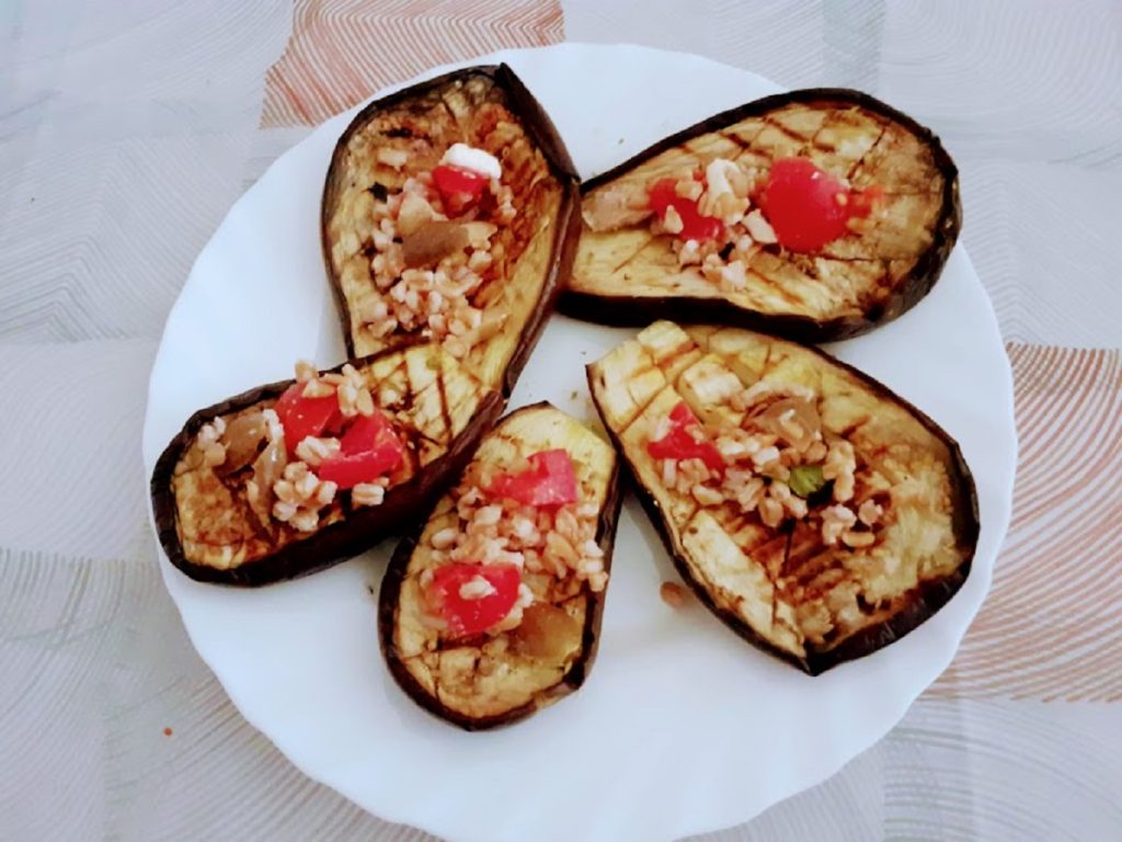 Barquinhas de berinjela com farro