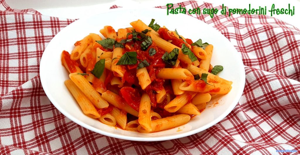 Macarrão com molho de tomatinhos frescos