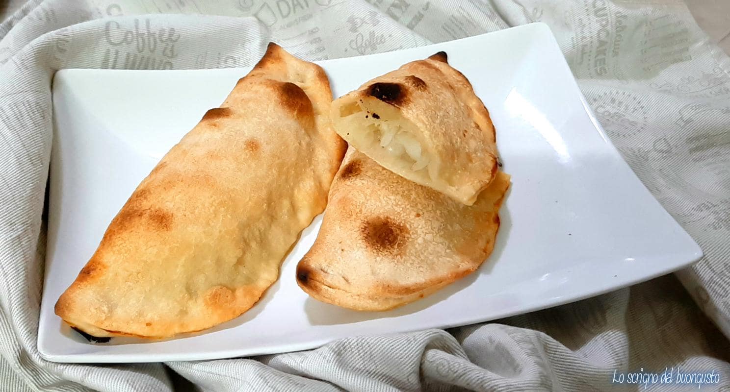 Calzones de cebola e mozzarella