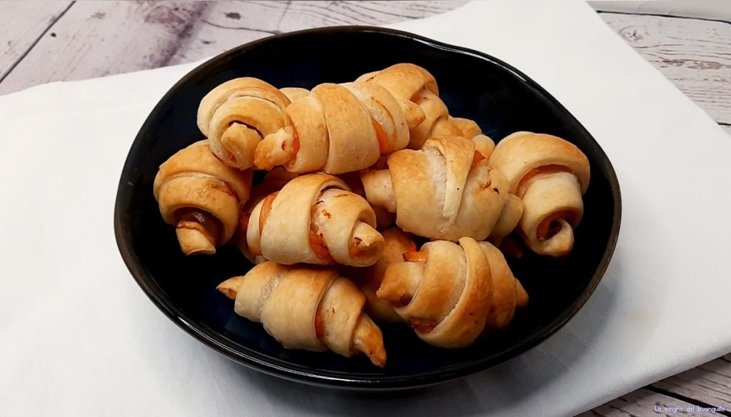 Mini croissants de massa folhada com salmão