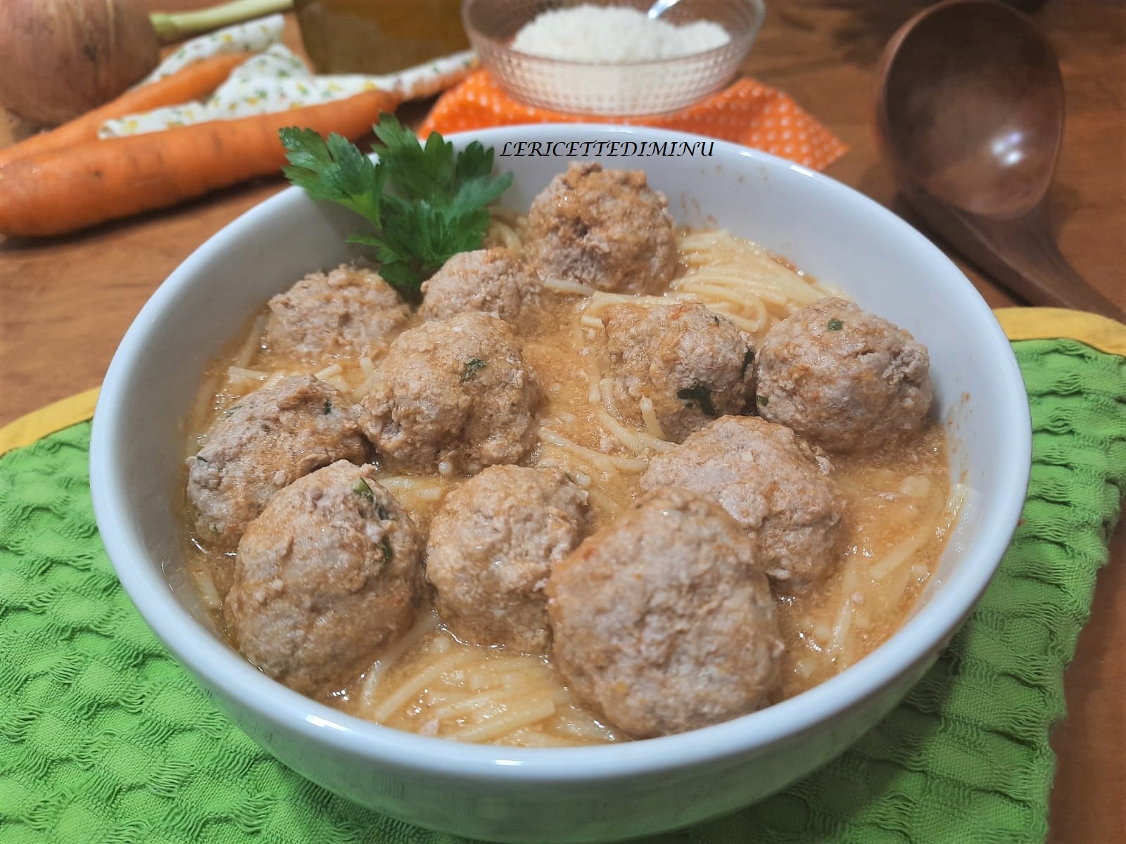 Macarrão com almôndegas em caldo