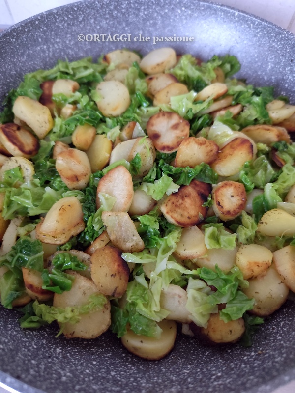 terminar de cozinhar repolho e batatas na frigideira