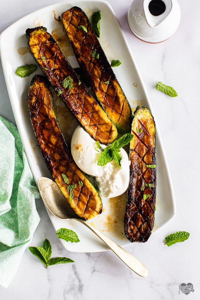 Abobrinha saborosa na frigideira com miso e burrata