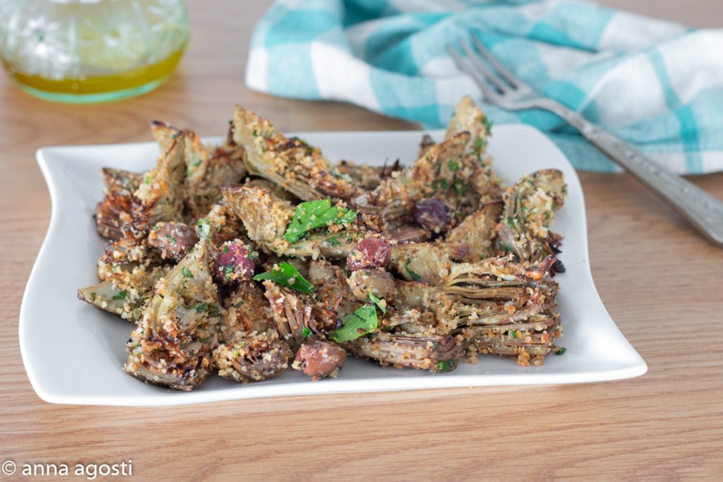 Alcachofra gratinada na panela com farofa e azeitonas