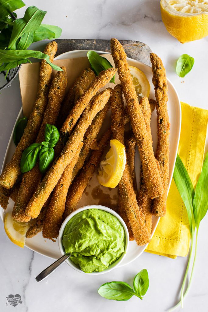 Aspargos fritos com molho de alho selvagem