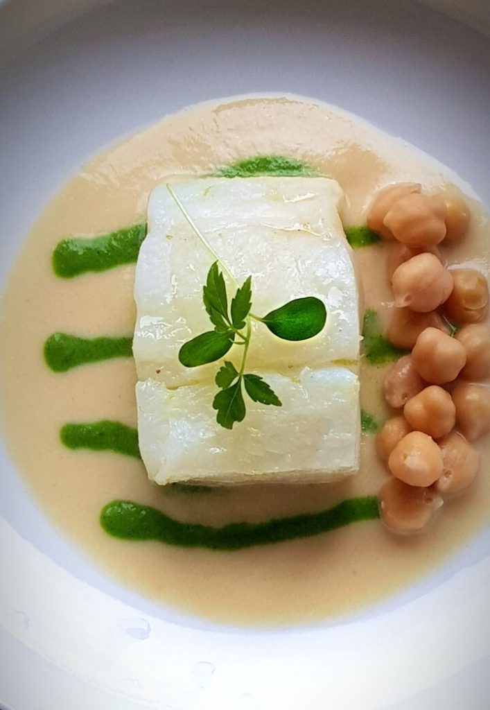 Bacalhau com grão-de-bico e salsa