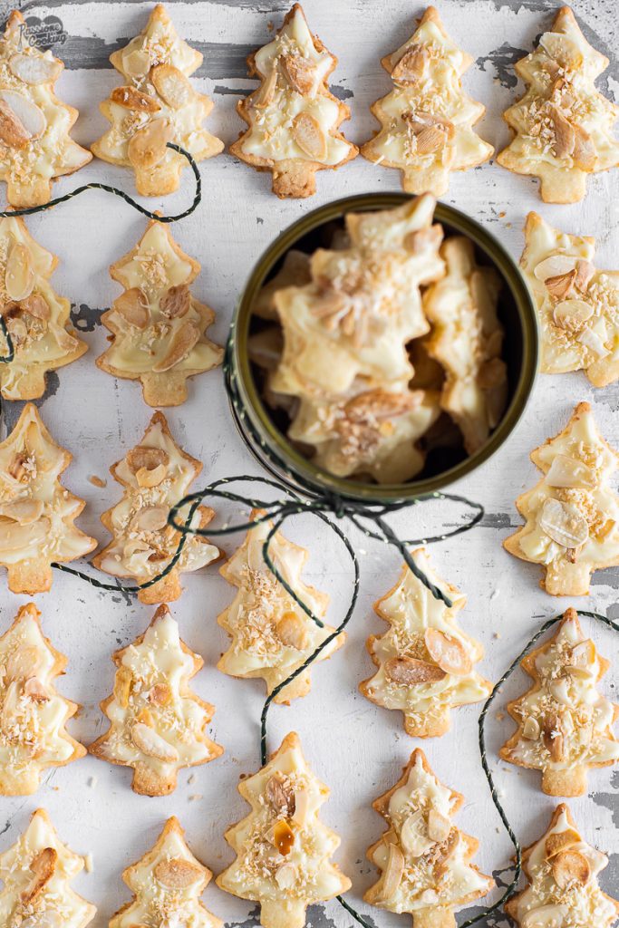 Biscoitos de Natal com coco e chocolate branco
