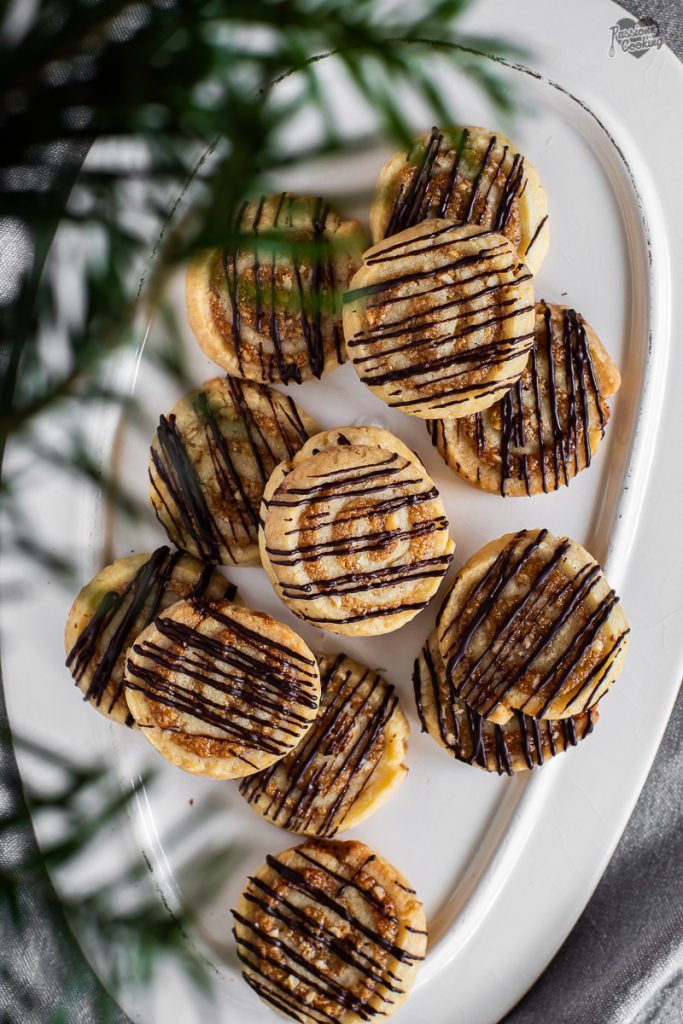 Biscoitos enrolados recheados com avelãs